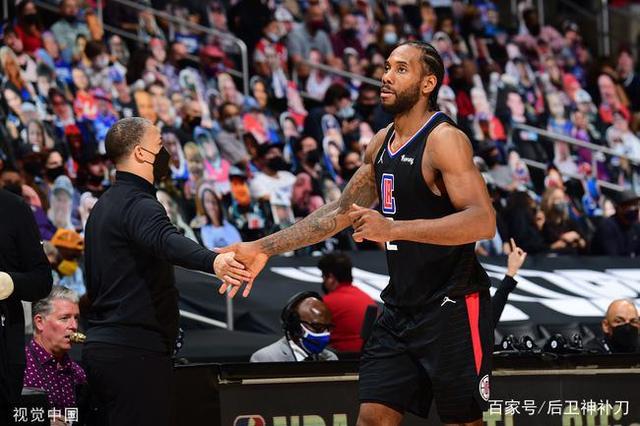 他呐喊助威 他呐喊助威